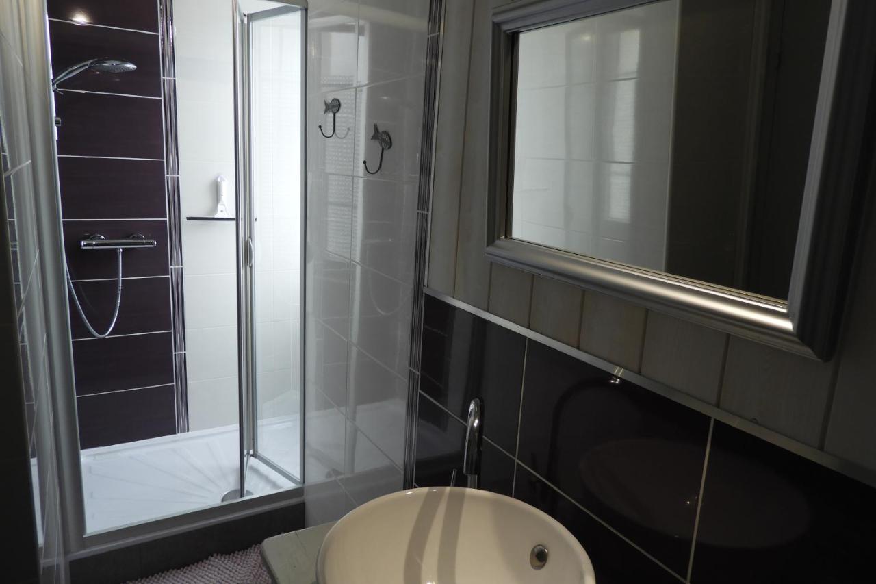Bed and Breakfast Les Volets Bleus Saint-Guenole Экстерьер фото